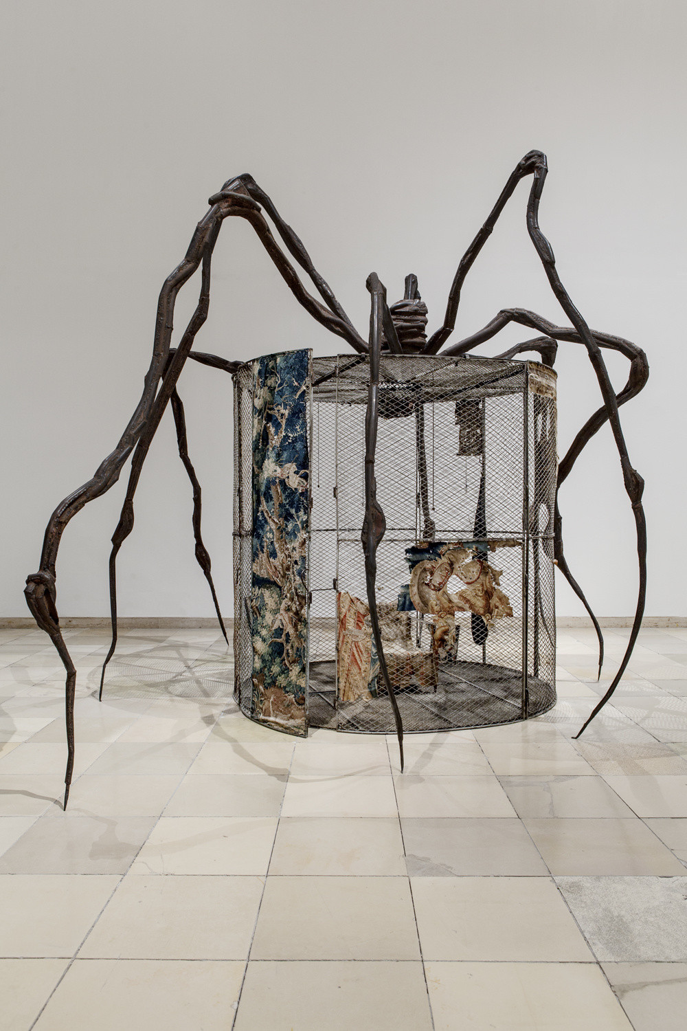 Louise Bourgeois. Spider (Cell). 1997