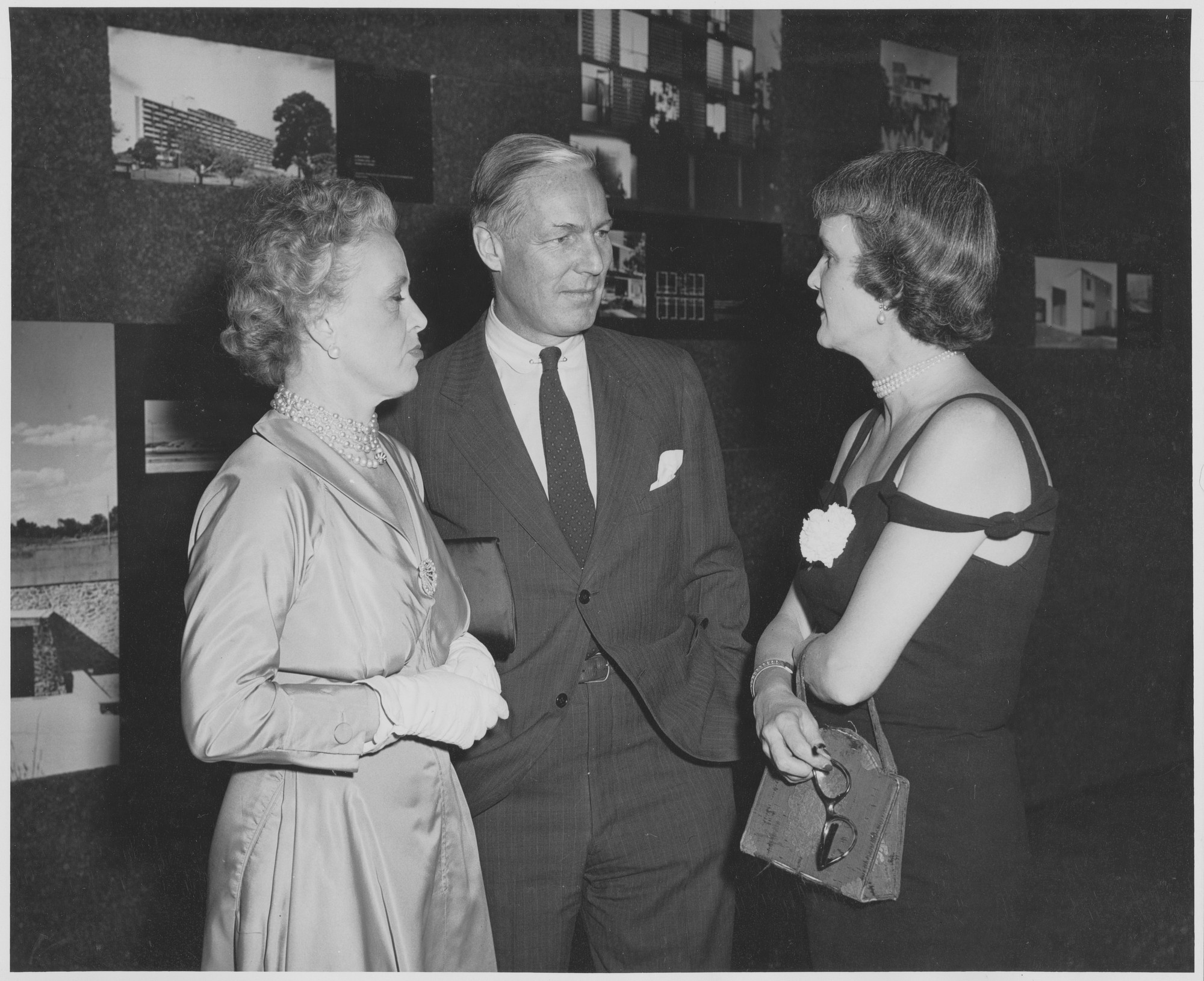 Unidentified guests and (far right) Elizabeth Bliss Parkinson at the ...