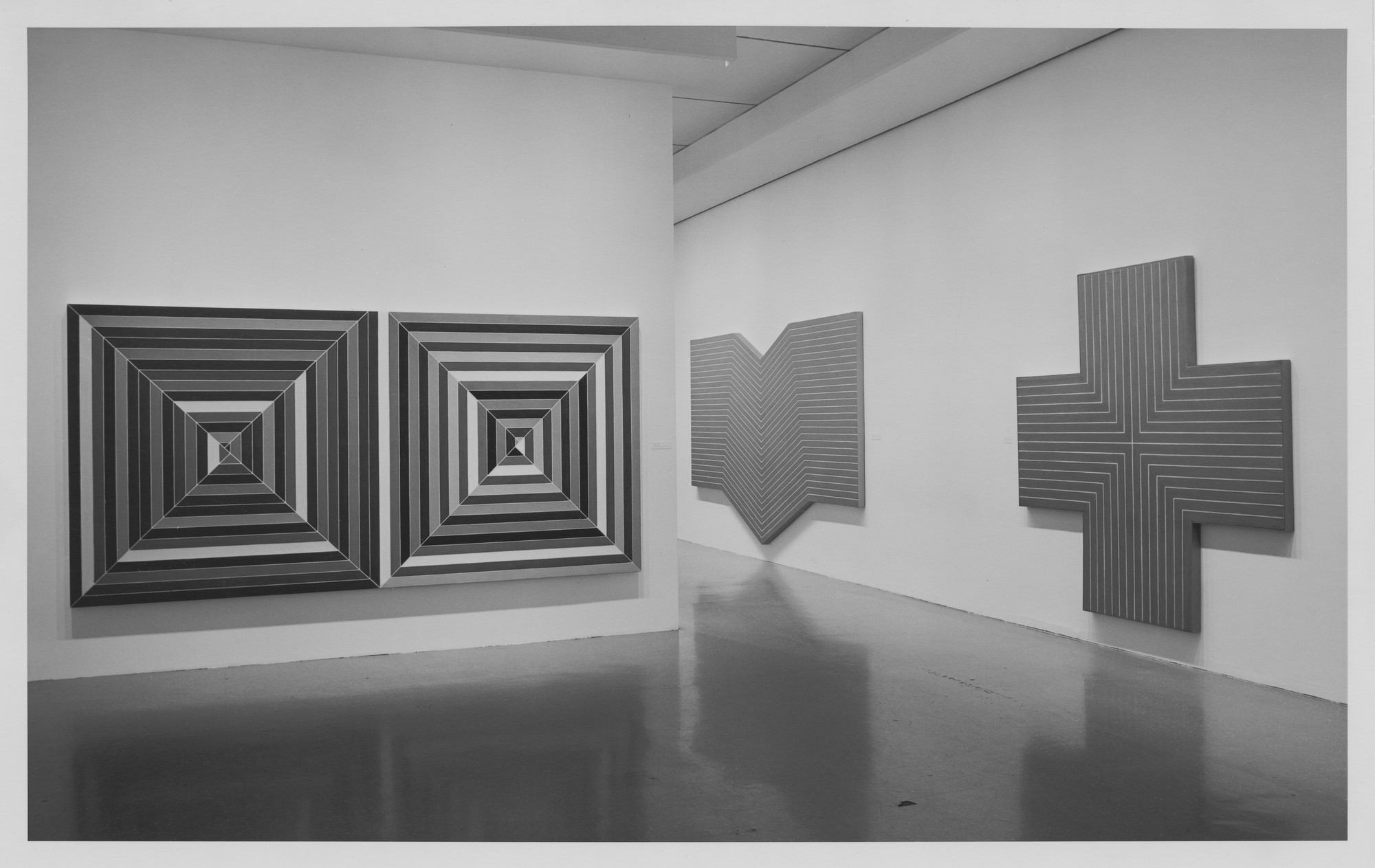 Installation View Of The Exhibition Frank Stella MoMA   W1siZiIsIjM1ODMzNiJdLFsicCIsImNvbnZlcnQiLCItcXVhbGl0eSA5MCAtcmVzaXplIDIwMDB4MjAwMFx1MDAzZSJdXQ 