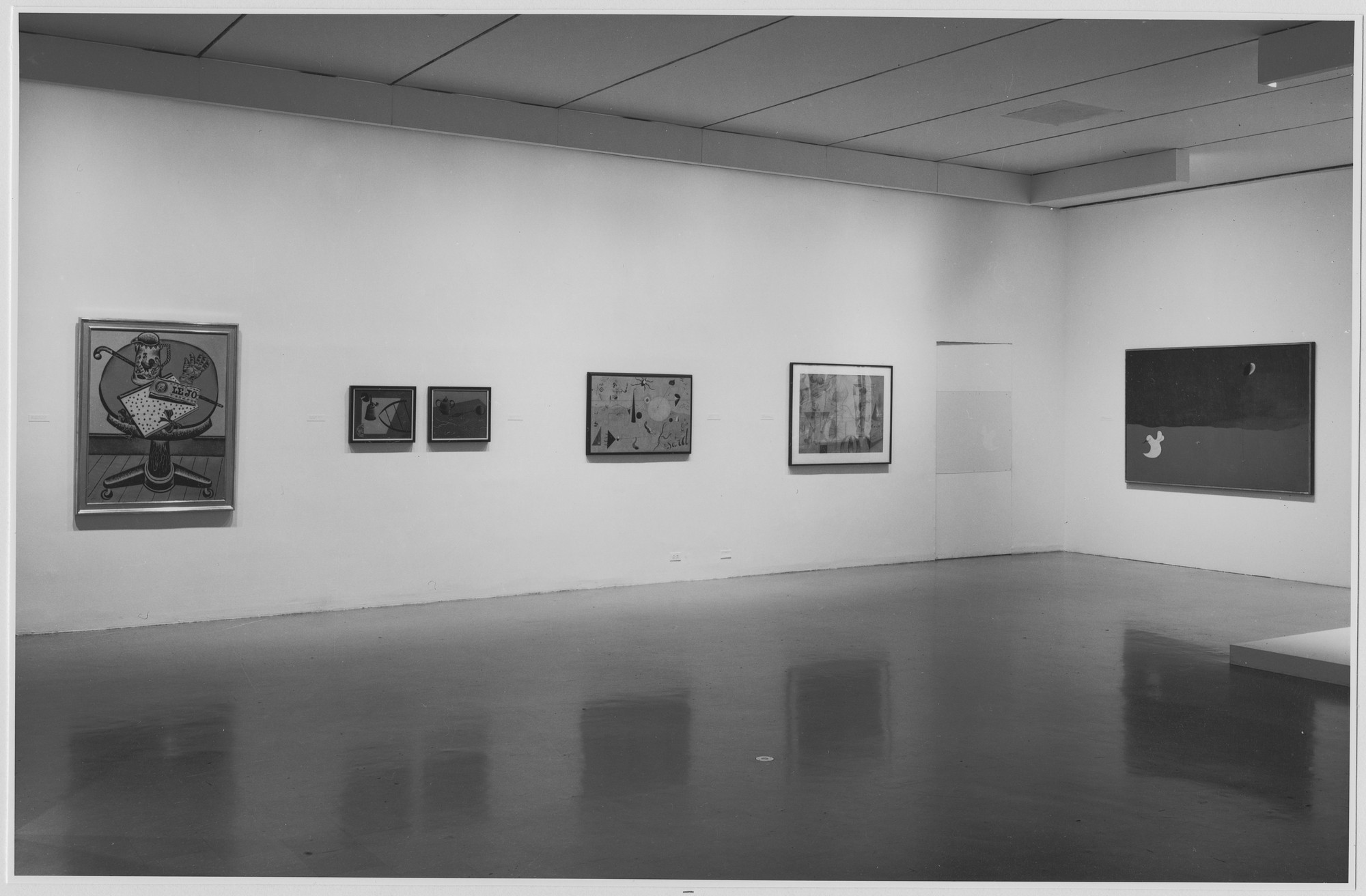 Installation View Of The Exhibition Mir In The Collection Of The   W1siZiIsIjM1OTgyNCJdLFsicCIsImNvbnZlcnQiLCItcXVhbGl0eSA5MCAtcmVzaXplIDIwMDB4MjAwMFx1MDAzZSJdXQ 