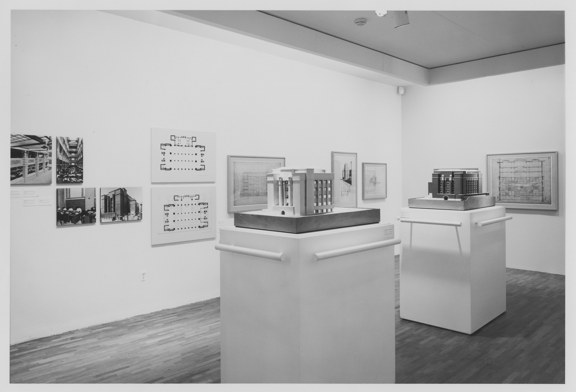 Installation View Of The Exhibition Frank Lloyd Wright Architect MoMA   W1siZiIsIjM2ODEzOSJdLFsicCIsImNvbnZlcnQiLCItcXVhbGl0eSA5MCAtcmVzaXplIDIwMDB4MjAwMFx1MDAzZSJdXQ 