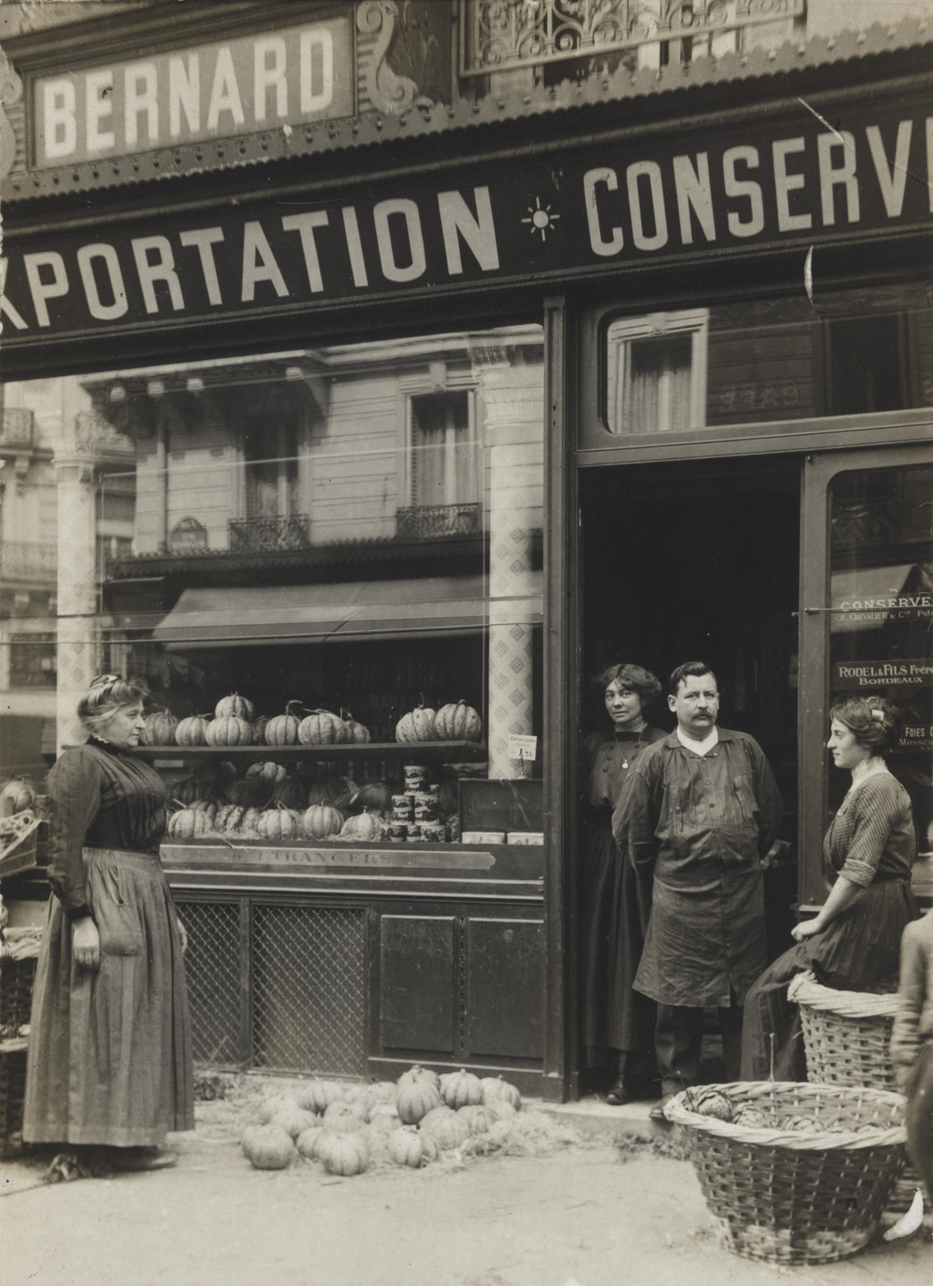 Unidentified photographer. Bernard, Quartier des Halles 6, rue de la Réale,  Photo du Palais-Royal, Paris. c. 1905 | MoMA