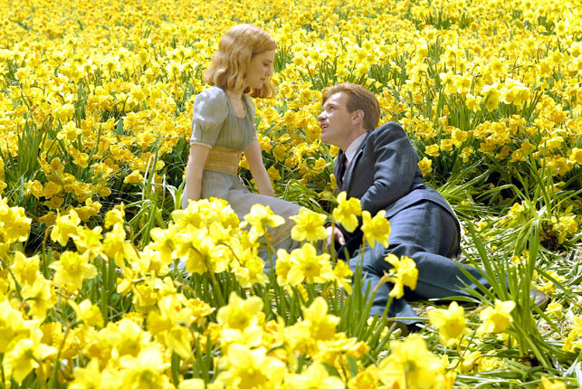 Sandra (Alison Lohman) and Edward (Ewan McGregor) are young and in love in Columbia Pictures’ fantasy-rich family drama Big Fish, directed by Tim BuSandra (Alison Lohman) and Edward (Ewan McGregor) are young and in love in the fantasy-rich family drama Big Fish. Directed by Tim Burton. Columbia Pictures. Photo credit: Zade Rosenthalrton. Photo credit: Zade Rosenthal