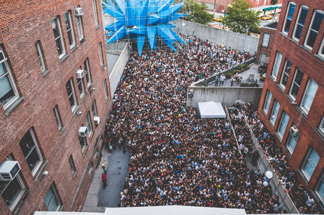 I stor skala skud Siden MoMA | Critical Mass: Warm Up Hits Attendance Record