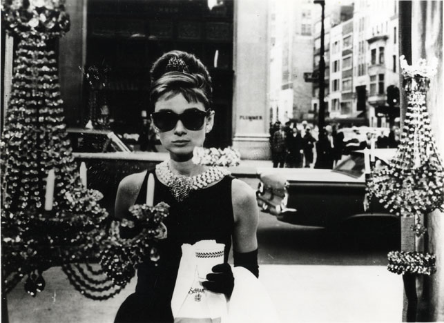 Audrey Hepburn and her breakfast at Tiffany's. - BLINGSIS