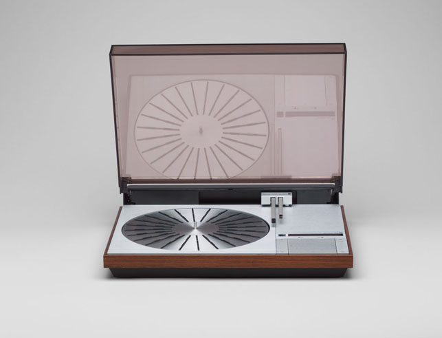Jakob Jensen. Beogram 400 Record Player. 1972. Rosewood, aluminum, stainless steel, and plastic, 3 3/4 X 14 1/2 X 19″. Gift of the manufacturer