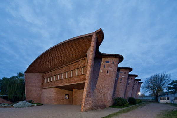 Eladio Dieste. Church in Atlantida, Uruguay, 1958. Photo: Leonardo Finotti © Leonardo Finotti