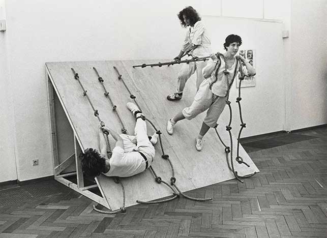 Slant Board (1961), performed at the Stedelijk Museum, Amsterdam, 1982. Photograph. The Museum of Modern Art, New York. © 2016 Simone Forti
